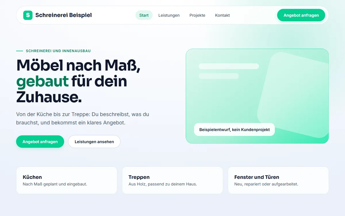 Beispielentwurf derselben Startseite mit klarer Überschrift, grünem Button und drei Leistungskarten, erfundener Betrieb Schreinerei Beispiel